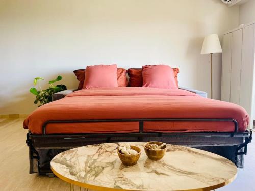 une chambre avec un lit avec une table et deux bols dessus dans l'établissement 17Bijou-Plage, à Antibes