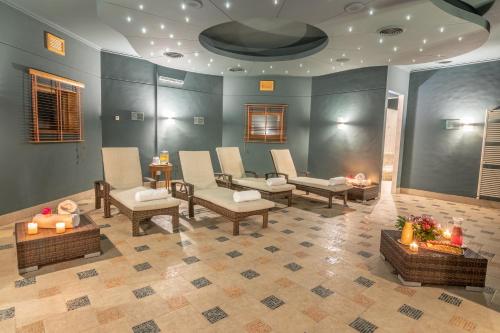 a waiting room with several chairs and tables and a waiting room at Park Lake Luxury Hotel in Pucón