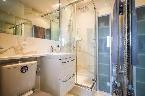une salle de bain avec une douche, un lavabo et des toilettes dans l'établissement Studio de luxe, à Paris