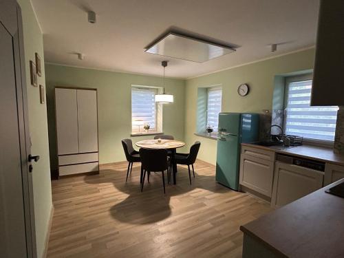 a kitchen with a table and chairs in a room at Apartament Pastelowy in Głuszyca