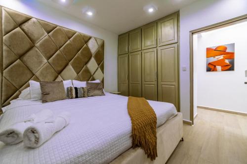a bedroom with a large bed with a large headboard at Casa acogedora in Santiago de los Caballeros