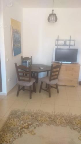 ein Esszimmer mit einem Tisch und zwei Stühlen in der Unterkunft Ifran in Ifrane