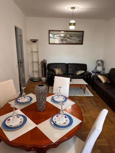 un salon avec une table et un canapé dans l'établissement Appartement à Boulogne Billancourt proche de Paris, à Boulogne-Billancourt