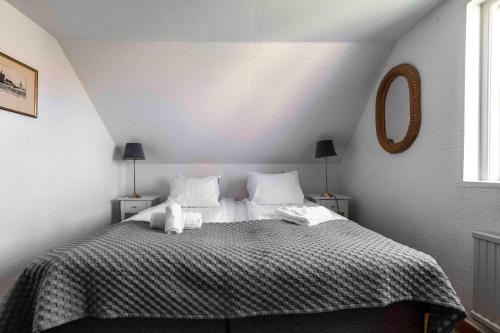 Postel nebo postele na pokoji v ubytování Charming Loft Apartment in the Heart of Visby