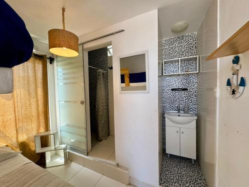 Ένα μπάνιο στο Surfer Hostel El Quilla Punta Hermosa