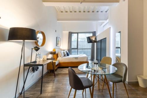 a hotel room with a bed and a table and chairs at Capitalia Centro Historico in Mexico City