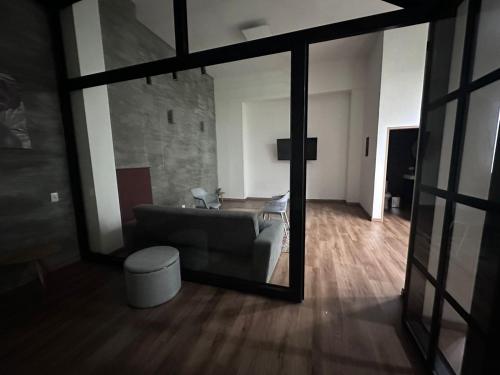 a living room with a couch and a large mirror at Soy Local Primavera in Medellín