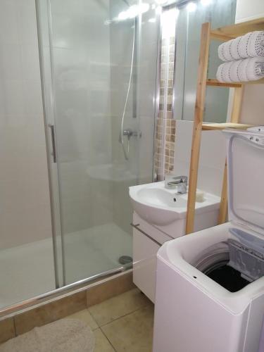 une salle de bain avec une douche, des toilettes et un lavabo dans l'établissement Studio climatisé dans résidence avec piscine et tennis, à Hyères