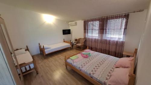 a small room with two beds and a tv at Apartment Djokic in Sutomore