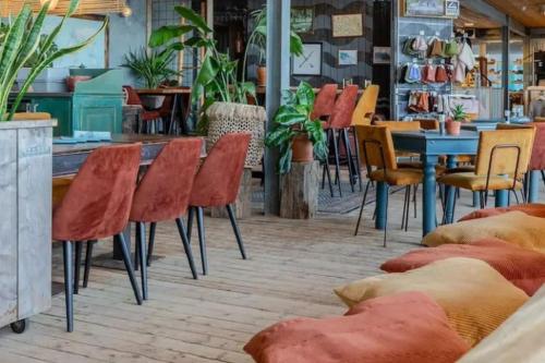 a group of chairs and tables in a restaurant at Vakantie-Ouddorp in Ouddorp
