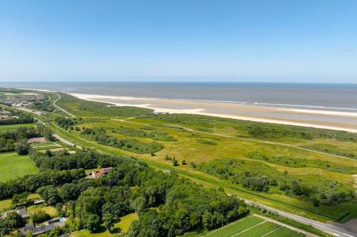 an aerial view of a beach and the ocean at Vakantie-Ouddorp in Ouddorp