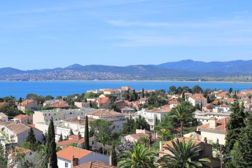 - une vue sur la ville et l'eau dans l'établissement Villa Les Beaux Jours - Vue mer - Piscine - Jardin - Centre ville, à Saint-Raphaël