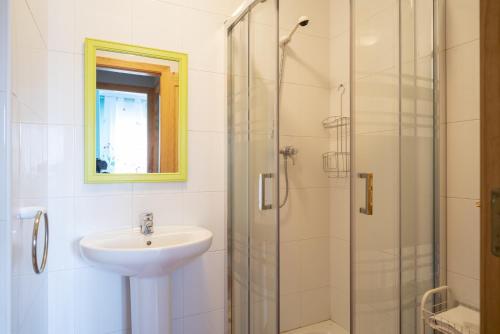 un bagno con lavandino e doccia di Apartamento Ruiloba-Comillas a Casasola