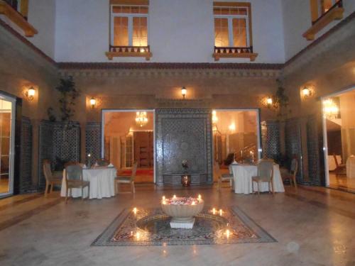 a restaurant with a fountain in the middle of a room at Dar Nador in Nador