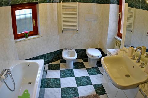 a bathroom with a tub and a toilet and a sink at Sopra La Spiaggia in Bogliasco
