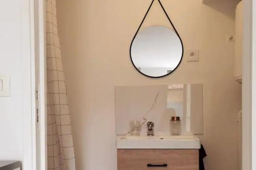une salle de bain avec un lavabo et un miroir dans l'établissement Studio 1 - Métro Europe Rouen, à Rouen