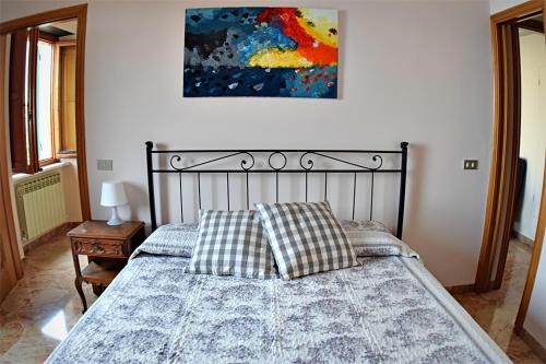 ein Schlafzimmer mit einem Bett und einem Wandgemälde in der Unterkunft Sopra La Spiaggia in Bogliasco