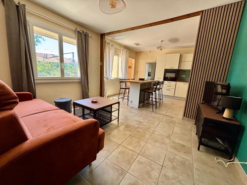 un salon avec un canapé et une table dans l'établissement Les jardins du Carignan, à Béziers