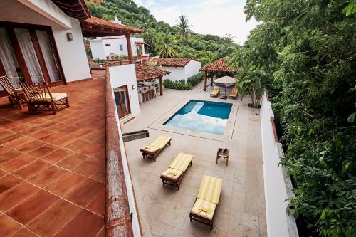 une vue aérienne d'une maison avec piscine dans l'établissement Punta Marina Casa 7, à Zihuatanejo