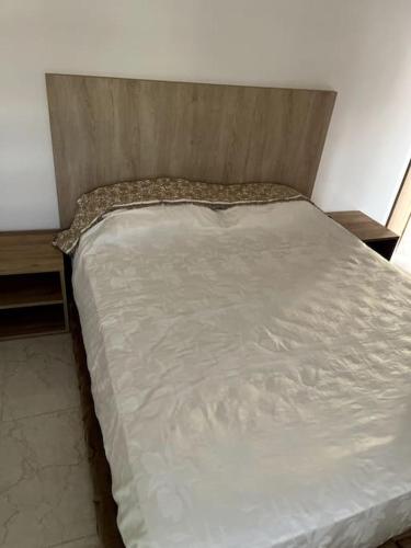 a bed in a room with a white bedsheet at skhirat casa con piscina in Skhirat