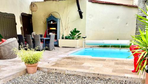 - une piscine au milieu d'un patio dans l'établissement Maison La Réclusière 4 étoiles - Piscine, à Vienne