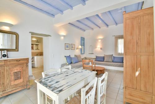 Cucina o angolo cottura di Golden Beach Studios & Suites