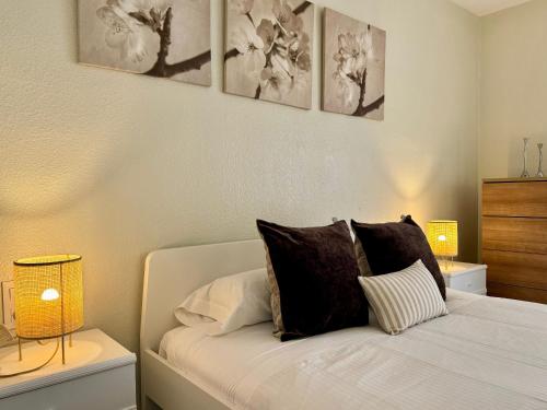 a bedroom with a bed with black and white pillows at Apartamento Puerto Miramar in Cambrils