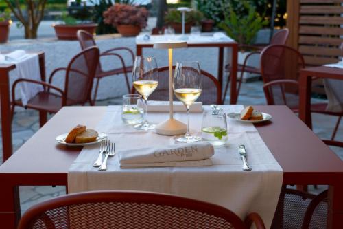 a table with glasses of wine and food on it at Hotel Garden in Praia a Mare