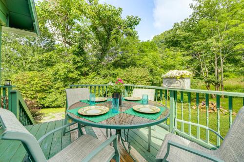 Κήπος έξω από το Pet-Friendly Smoky Mountain Getaway with Fire Pit!