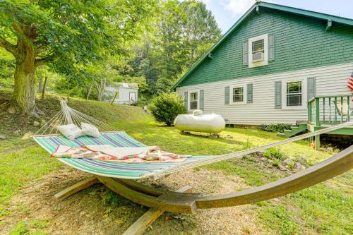 Κήπος έξω από το Pet-Friendly Smoky Mountain Getaway with Fire Pit!
