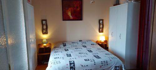 a bedroom with a bed withinese writing on it at Maison ZEN climatisée in Commequiers