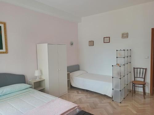 a bedroom with two beds and a desk and a chair at DiVenere Carbonara - Locazione Turistica in Bari