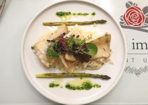 オーバーキルヒにあるHotel-Gasthof Roseの魚と米とアスパラガスの料理