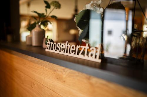 Hotel-Gasthof Roseに飾ってある許可証、賞状、看板またはその他の書類