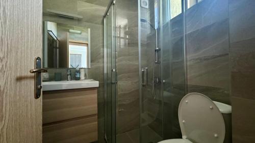 サニービーチにあるTurtle Apartment Sunny Beachのシャワー、トイレ、洗面台付きのバスルーム