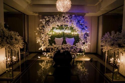 a room with a large wreath of purple flowers at Hotel Colón Plaza Business Class in Nuevo Laredo