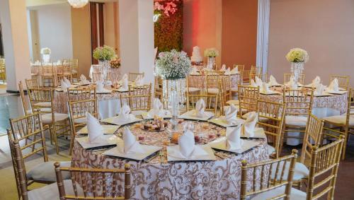 a set up for a wedding with tables and chairs at Hotel Colón Plaza Business Class in Nuevo Laredo
