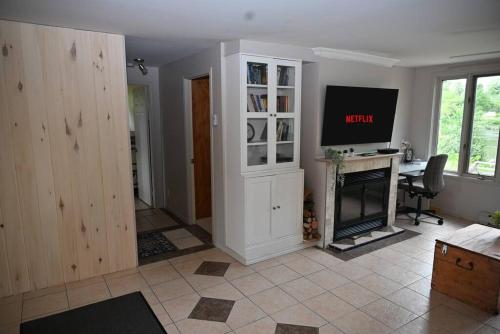 Телевизор и/или развлекательный центр в Chalet Scott SPA sur Rivière