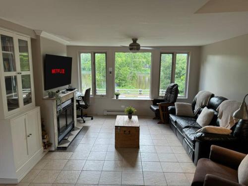 Телевизор и/или развлекательный центр в Chalet Scott SPA sur Rivière