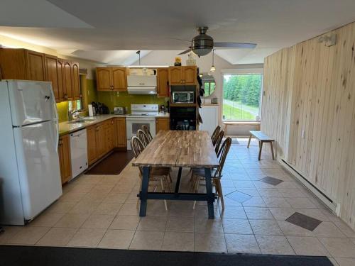 Кухня или мини-кухня в Chalet Scott SPA sur Rivière
