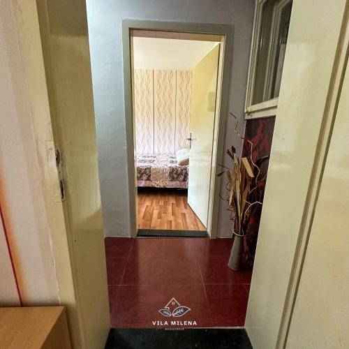 a hallway with a door leading to a bedroom at Vila Milena in Međuvršje