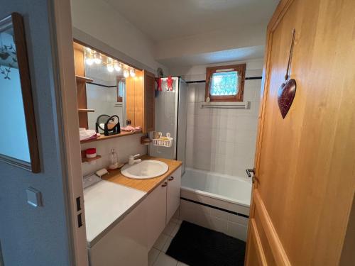 une salle de bain avec un lavabo blanc et une douche dans l'établissement Le chardon bleu, à La Salle Les Alpes