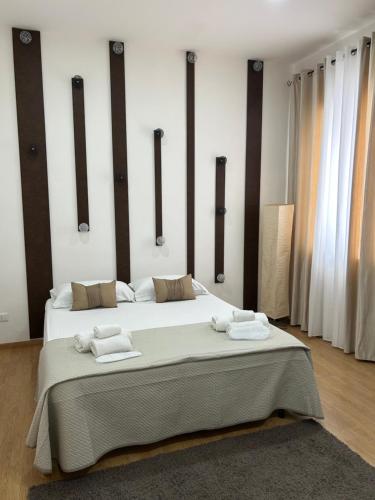 En eller flere senge i et værelse på Brimiky House