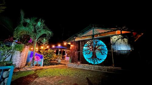 Ein Garten an der Unterkunft Sloth Romantic Treehouse with plunge pool