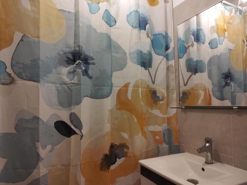 a bathroom with a shower curtain with a sink at Luxury 2 Rooms Free Parking Air Conditioning Espresso Netflix Superb Modern Bright View Balcony Self Check in Militari in Bucharest