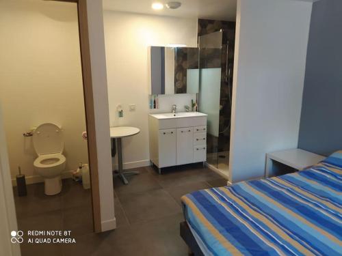 une salle de bain avec un lit, un lavabo et des toilettes dans l'établissement La cigalière, au Beausset