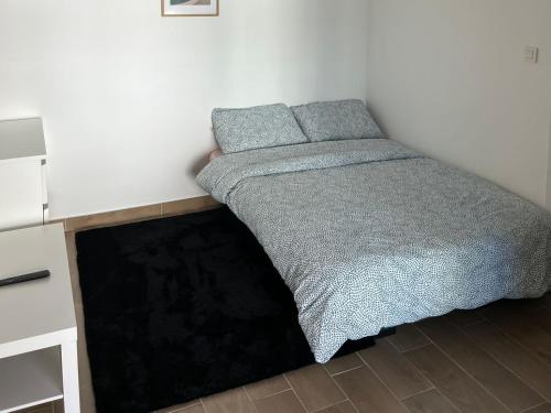 - un lit dans une petite chambre avec un lit sidx sidx sidx dans l'établissement Carol California, à Chevigny-Saint-Sauveur