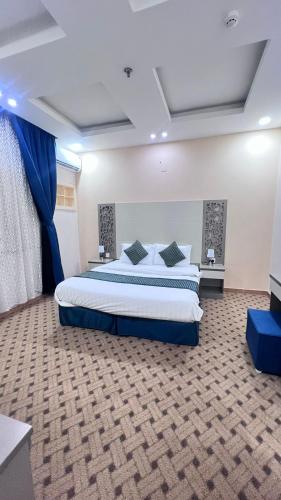a bedroom with a large bed in a room at Quel Serviced Units in Taif
