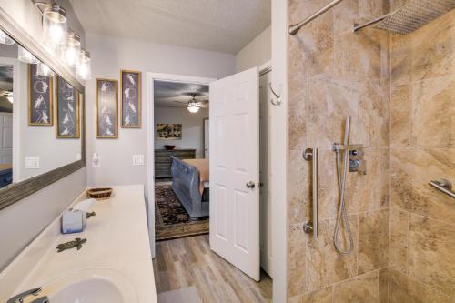un baño con ducha y lavabo en The Wildwood House in Hot Springs Village!, en Hot Springs Village