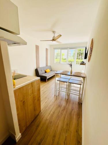 une cuisine et un salon avec une table et un canapé dans l'établissement L'Escale T2 neuf à 50m de la plage, à Marseille